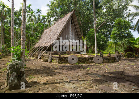 Casa Tradizionale con la pietra di denaro, Yap, Isole Caroline, Stati Federati di Micronesia Foto Stock