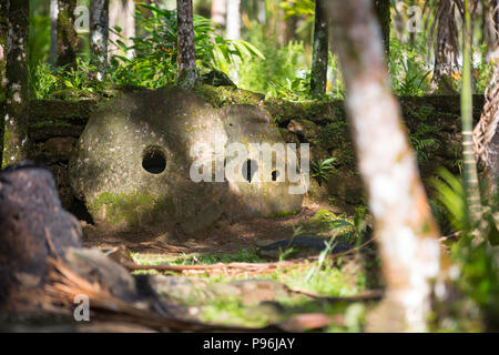 Il denaro in pietra, Yap, Isole Caroline, Stati Federati di Micronesia Foto Stock