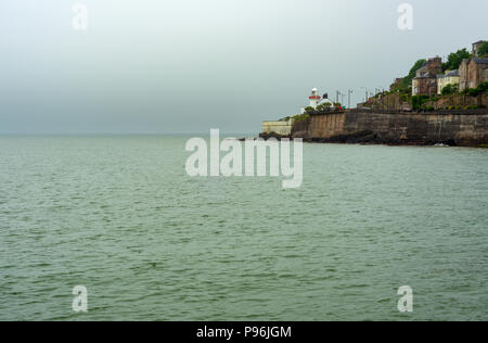 Fari in Irlanda e il faro di Youghal presso la baia del fiume Blackwater visto da Green Park in un giorno noioso a Youghal, Contea di Cork, Irlanda. Foto Stock