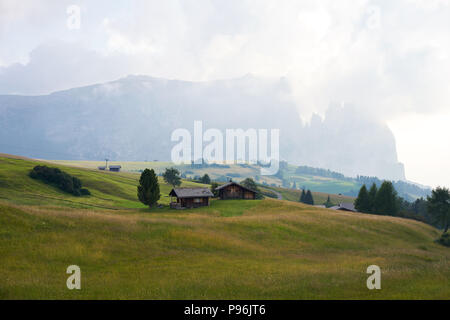 Lo Sciliar massiccio dello Sciliar montagna sulle alpi italiane Dolomiti Foto Stock