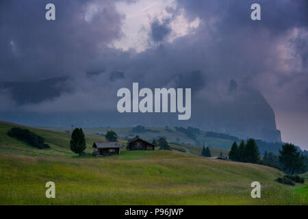 Lo Sciliar massiccio dello Sciliar montagna sulle alpi italiane Dolomiti Foto Stock