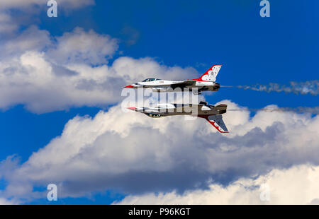 Il No. 5 e n. 6 aeromobili di U. S. Air Force aria squadrone di dimostrazione (Thunderbirds) Eseguire la riflessione 'Pass' manovra a Hill AFB nello Utah. Foto Stock