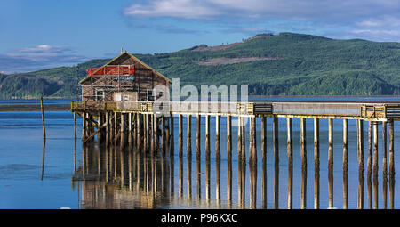 Panorama del centro storico di Pier e il negozio su Tillamook Bay a Garibaldi, Oregon. Foto Stock