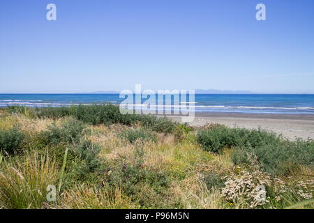 Panorama da Paraparaumu spiaggia di Kapiti, Wellington, guardando fuori attraverso il Mare di Tasmania per l'Isola del Sud della Nuova Zelanda. Foto Stock