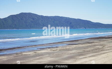 Vista del paesaggio di Kapiti Island da Paraparaumu Beach, Wellington, Nuova Zelanda. Foto Stock