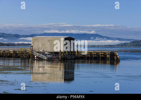 Coast Guard boathouse su Tillamook Bay a Garibaldi, Oregon. Foto Stock