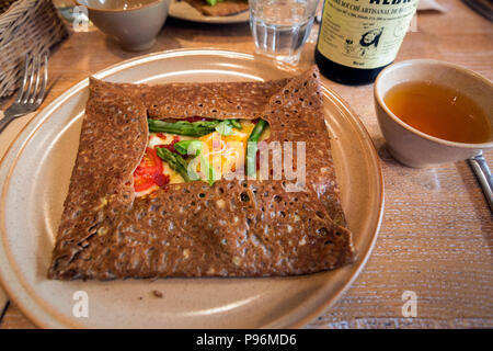 Un Breton grano saraceno galette riempito con verdure fresche e un uovo per pranzo a Parigi, Francia Foto Stock