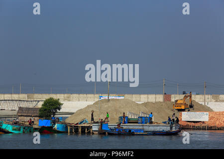 Rampal del carbone in base power station project, una joint venture è noto come Bangladesh-Indian amicizia Company (BIFPC) sulla banca del fiume di Pasur. Foto Stock