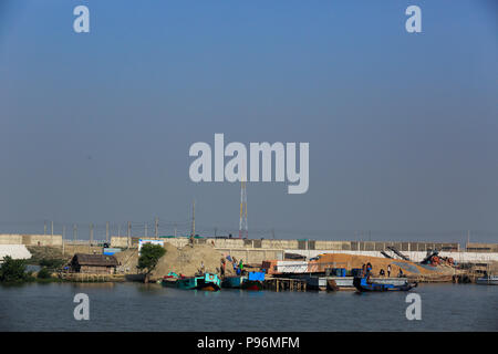 Rampal del carbone in base power station project, una joint venture è noto come Bangladesh-Indian amicizia Company (BIFPC) sulla banca del fiume di Pasur. Foto Stock