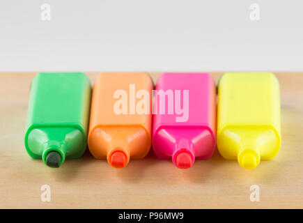 La scrittura di parte di una penna con punta a feltro è mostrato in close-up Foto Stock