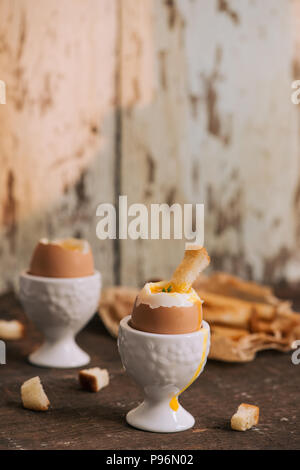 I flussi di tuorlo di uovo sodo su pane tostato Foto Stock