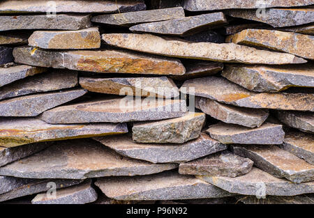 Le pietre sono disposti uno sull'altro. La texture di diverse rocce. Foto Stock