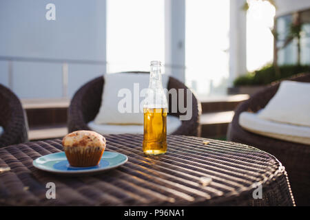 Torta ai mirtilli con soft drink sul tavolo da giardino Foto Stock