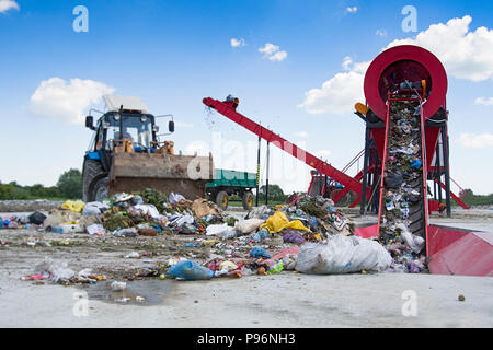 Visualizzare nei moderni rifiuti pericolosi impianti di riciclaggio e stoccaggio Foto Stock