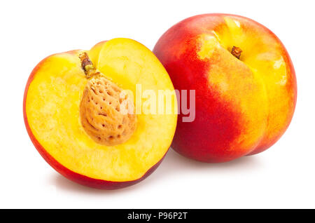 Pesche noci tagliate a fette il percorso isolato Foto Stock