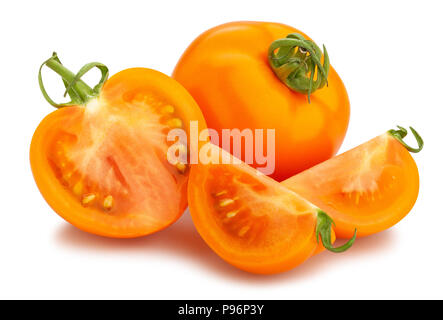 Fette di arancia percorso di pomodoro isolato Foto Stock
