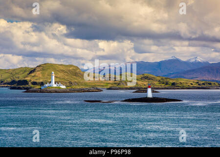 Lismore faro sul piccolo isolotto di Eilean Musdile è una visione comune da Oban - Mull il traghetto o le navi che entrano o lasciano il suono di Mull. Foto Stock