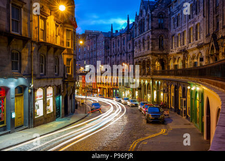Vista notturna di Victoria Street di Edimburgo, Scozia Foto Stock