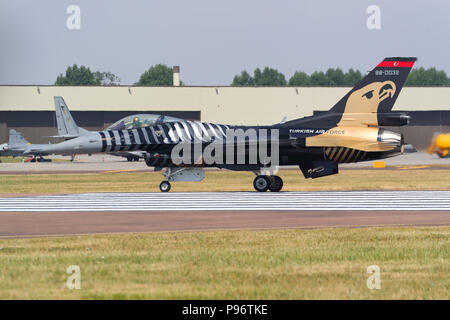 The Turkish General Dynamics F-16 Fighting Falcon solo Display al Royal International Air Tattoo 2018 al RAF Fairford, Regno Unito Foto Stock