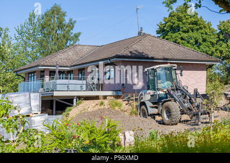 FLODA, Svezia - 15 luglio 2018: casa unifamiliare in fase di miglioramento di casa e il paesaggio con giardino anteriore riempito con la costruzione di materiali di consumo come ad esempio mattoni Foto Stock