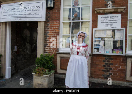 William Cowper House Olney ora una signora museo in costume cantando Amazing Grace scritto da John Newton in Olney Bedfordshire Inghilterra edificio georgiano Foto Stock