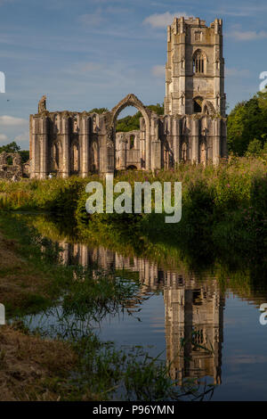 Ruinen der Fountains Abbey und Park Foto Stock