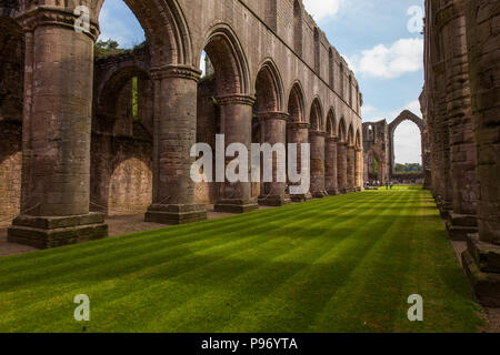 Ruinen der Fountains Abbey und Park Foto Stock