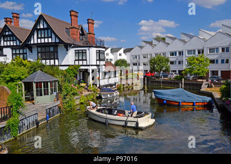 Appartamenti e case accanto a Marlow Lock sul Fiume Tamigi a Marlow, Buckinghamshire, Inghilterra, Regno Unito Foto Stock