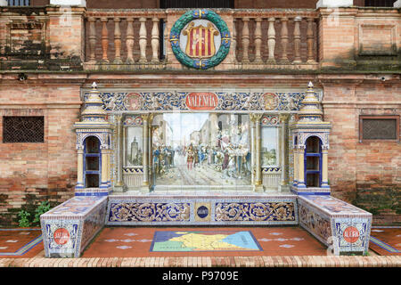 Simbolo di Valencia. Stemma, mappa e pannelli decorativi su Plaza de Espana (Piazza di Spagna) a Siviglia, in Andalusia, Spagna. Foto Stock