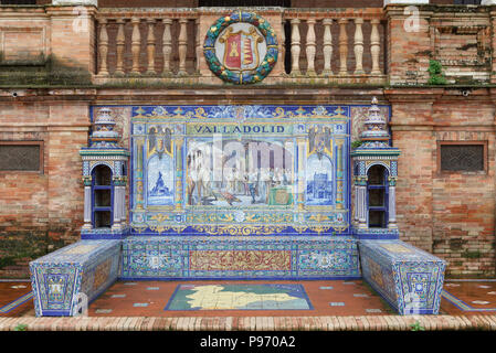 Simbolo di Valladolid. Stemma, mappa e pannelli decorativi su Plaza de Espana (Piazza di Spagna) a Siviglia, in Andalusia, Spagna. Foto Stock