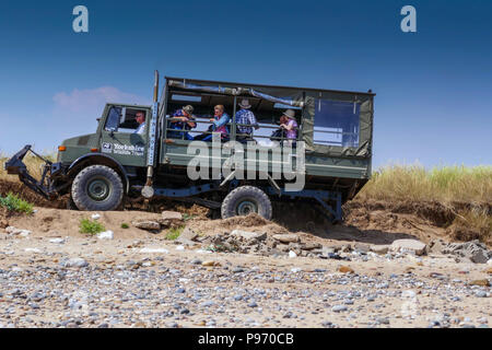 Unimog la trazione a quattro ruote motrici il veicolo a disprezzare la testa, Spurn punto, spiedo di sabbia, vicino a Hull East Yorkshire, Regno Unito Foto Stock