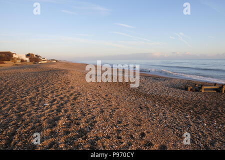 East Preston, West Sussex, Regno Unito. Spiaggia ghiaiosa con marea andando fuori. Nel tardo pomeriggio in inverno Foto Stock