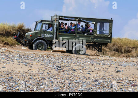 Unimog la trazione a quattro ruote motrici il veicolo a disprezzare la testa, Spurn punto, spiedo di sabbia, vicino a Hull East Yorkshire, Regno Unito Foto Stock