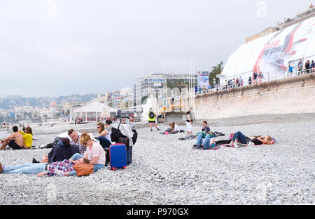 Nizza, Francia. Bulldozer lavorando sulla spiaggia ghiaiosa Foto Stock