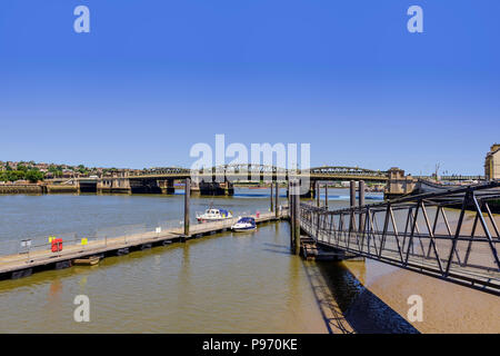 Rochester ponte che attraversa il fiume medway Foto Stock