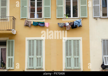 Nizza, Francia. Lavaggio e asciugatura su stendibiancheria sotto windows di edificio di appartamenti Foto Stock