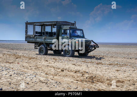 Unimog la trazione a quattro ruote motrici il veicolo a disprezzare la testa, Spurn punto, spiedo di sabbia, vicino a Hull East Yorkshire, Regno Unito Foto Stock