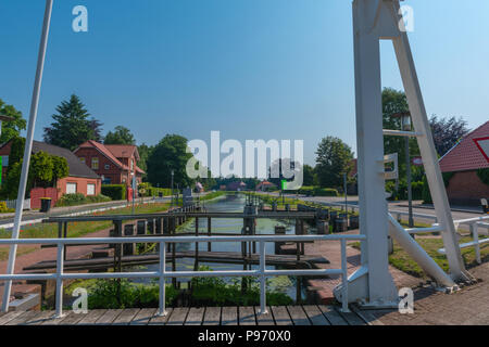 Ponte levatoio, Klappbrücke Schlüsenbrügg, Fehnkanal, canal, Grossefehn, Fehnort, Frisia orientale, Bassa Sassonia, Germania, Europa Foto Stock