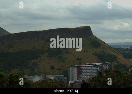 Salisbury Crags da Calton Hill, Edimburgo, Scozia Foto Stock