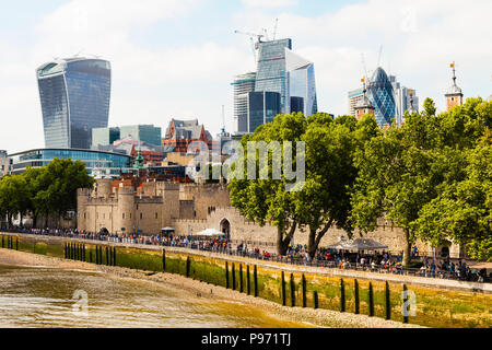 Una vista espansa della Torre di Londra Circondata da grattacieli della City di Londra Foto Stock