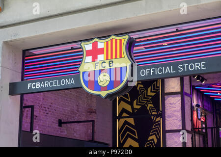 Barcellona FC Official Store sul Passeig de Gràcia street a Barcellona. Barcellona è una città in Spagna. Essa è la capitale e la città più grande della Catalogna, come pure il secondo più popoloso comune di Spagna. Nel 2009 la città è stata classificata in Europa del terzo e uno del mondo più di successo come una città di marca. Nello stesso anno la città è stata classificata in Europa della quarta città migliore per il business e il più veloce migliorando la città europea, con crescita migliorato dal 17% all'anno, e la città è stata vivendo un momento di forte e una rinnovata crescita negli ultimi tre anni. Foto Stock