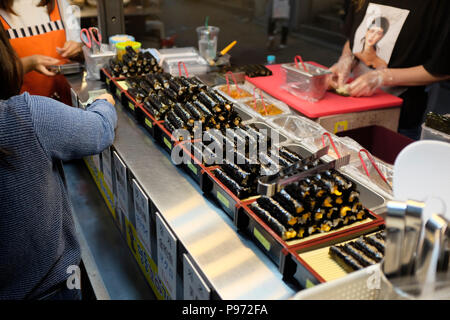 Cucina di strada bancarelle che vendono snack e cibi in serata a Myeongdong nel quartiere dello shopping di Seoul. Foto Stock