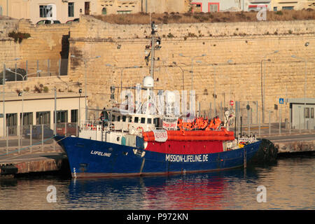 La nave soccorso Lifeline, azionato dalla ONG tedesca missione Lifeline, in Malta. Un poster sul lato dice 'Libero' Iuventa - si veda la spiegazione riportata di seguito. Foto Stock