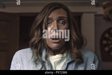 È ereditaria di un 2018 American horror soprannaturale film scritto e diretto da Ari Aster, in funzione del suo debutto direttoriale. Esso stelle Toni Collette, Alex Wolff, Milly Shapiro, Ann Dowd e Gabriel Byrne e segue una famiglia haunted dopo la morte della loro nonna segrete. Questa fotografia è per il solo uso editoriale ed è il copyright del film company e/o il fotografo assegnato dal film o società di produzione e può essere riprodotto solo da pubblicazioni in congiunzione con la promozione del film di cui sopra. Un credito per il film company è richiesto. Il Fotografo sho Foto Stock