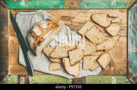 Flat-lay di lievito madre di pasta acida di frumento pane tagliato a fette nel vassoio Foto Stock