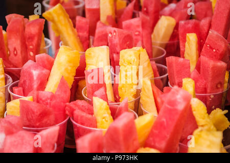 Insalata di frutta sul mercato alimentare - fette di cocomero e ananas Foto Stock