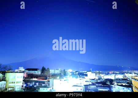 Monte Fuji nella notte stellata Foto Stock