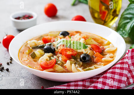Il Minestrone, italiano minestra di verdura con la pasta. Cibo Vegan Foto Stock
