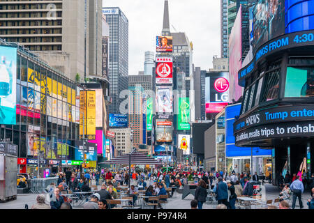 Persone a Times Square a New York City Foto Stock