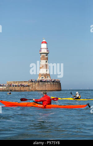 Sunderland, Regno Unito. Il 14 luglio 2018. Kayakers off Roker Pier a Sunderland nel nord-est dell'Inghilterra. Il 2018 Tall Ships Race ha cominciato a Sunderland, con più di cinquanta Tall navi a vela per Ebsjerg in Danimarca, la prima manche di gara, il 14 luglio 2018. Credito: Stuart Forster/Alamy Live News Foto Stock